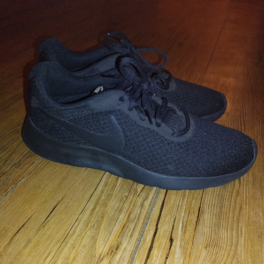 Black Nikes size 11